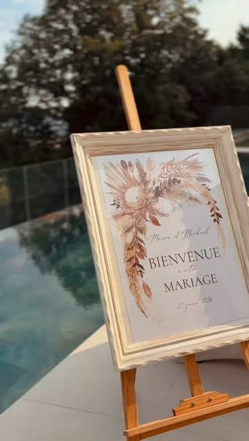 Panneau de bienvenue d'un mariage au bord de la piscine